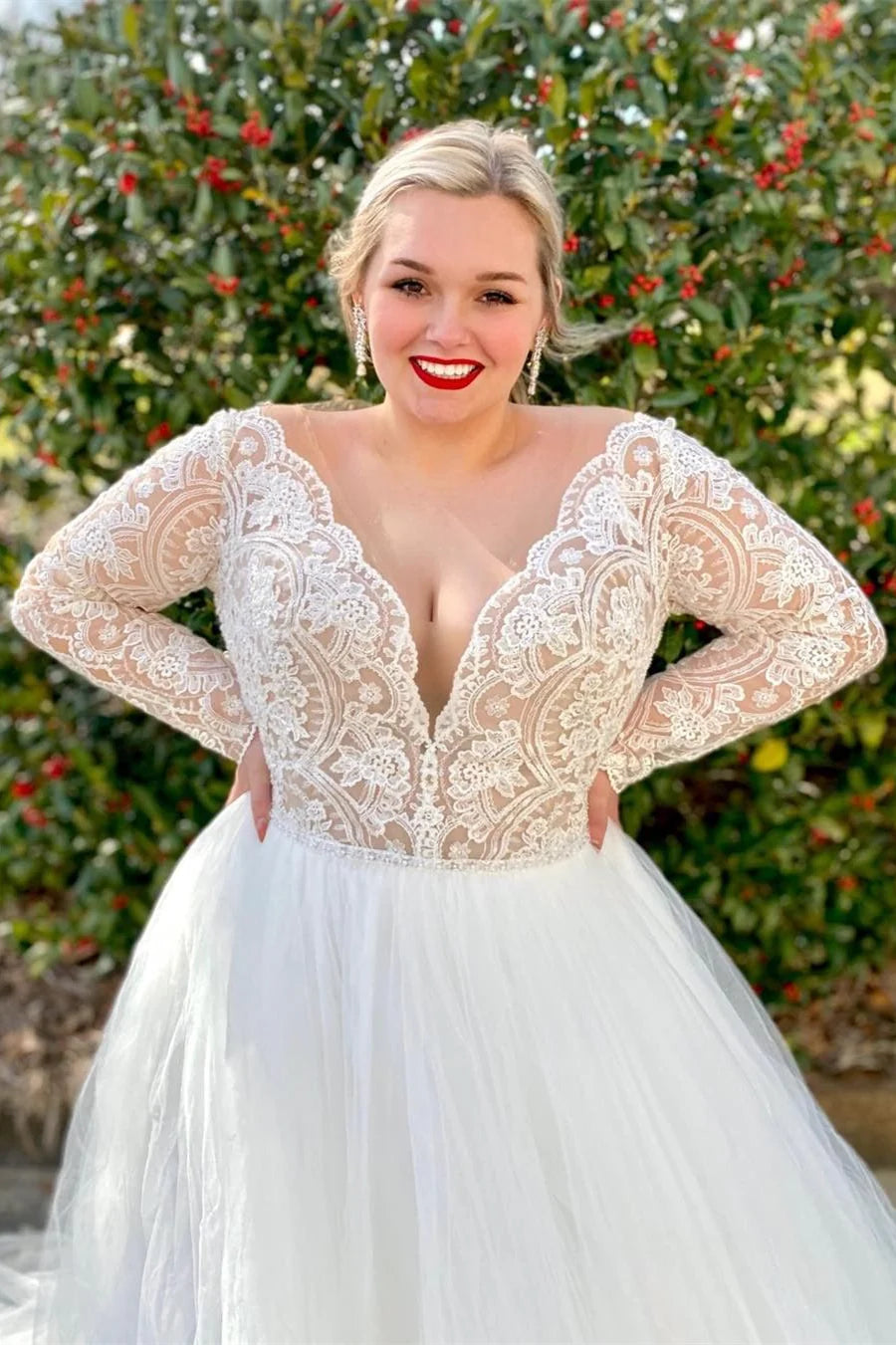 Vestido de novia de encaje con escote en V profundo, manga larga y espalda descubierta